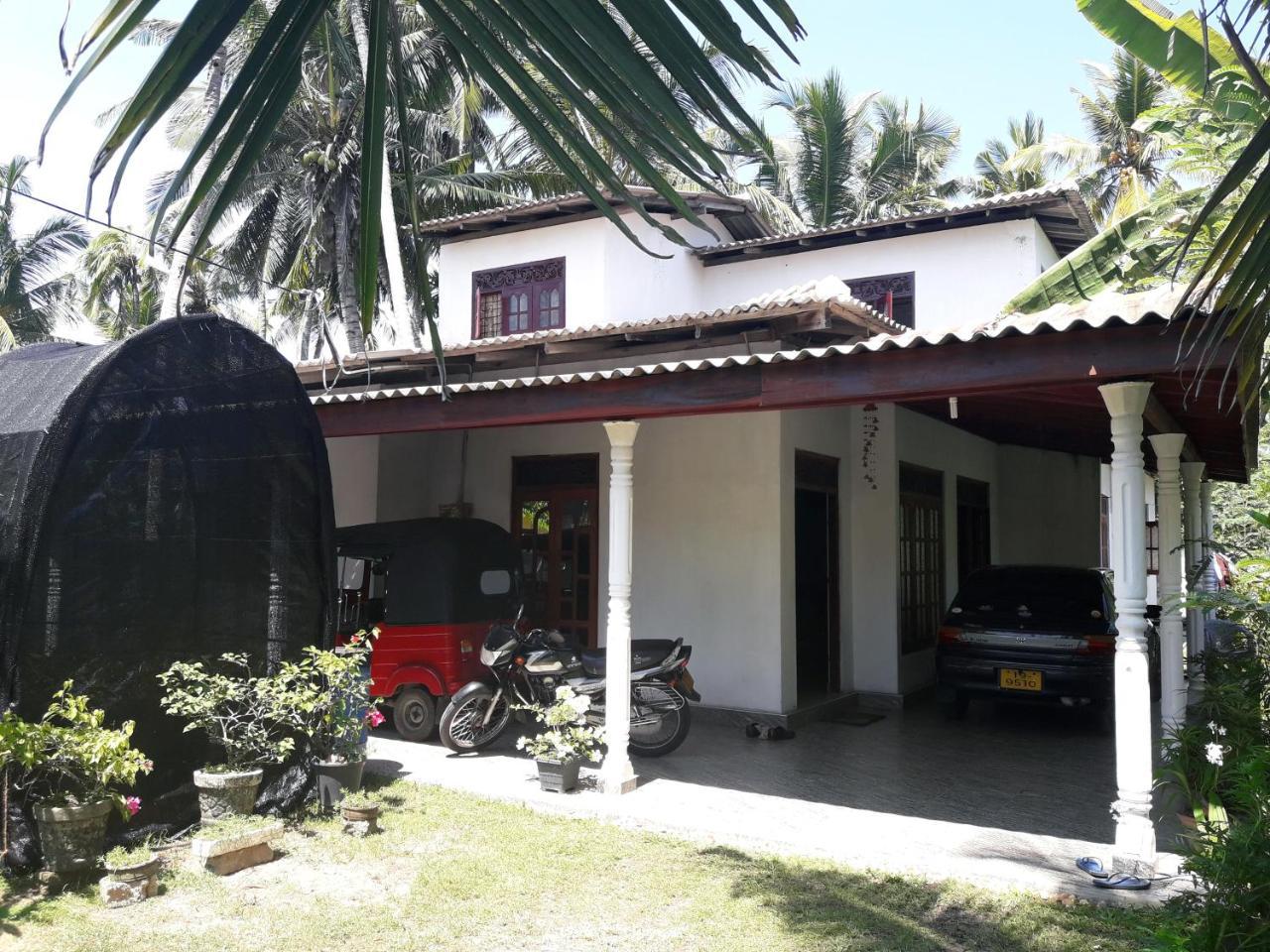 Southern Beach Surf Lodge Ahangama Exterior photo
