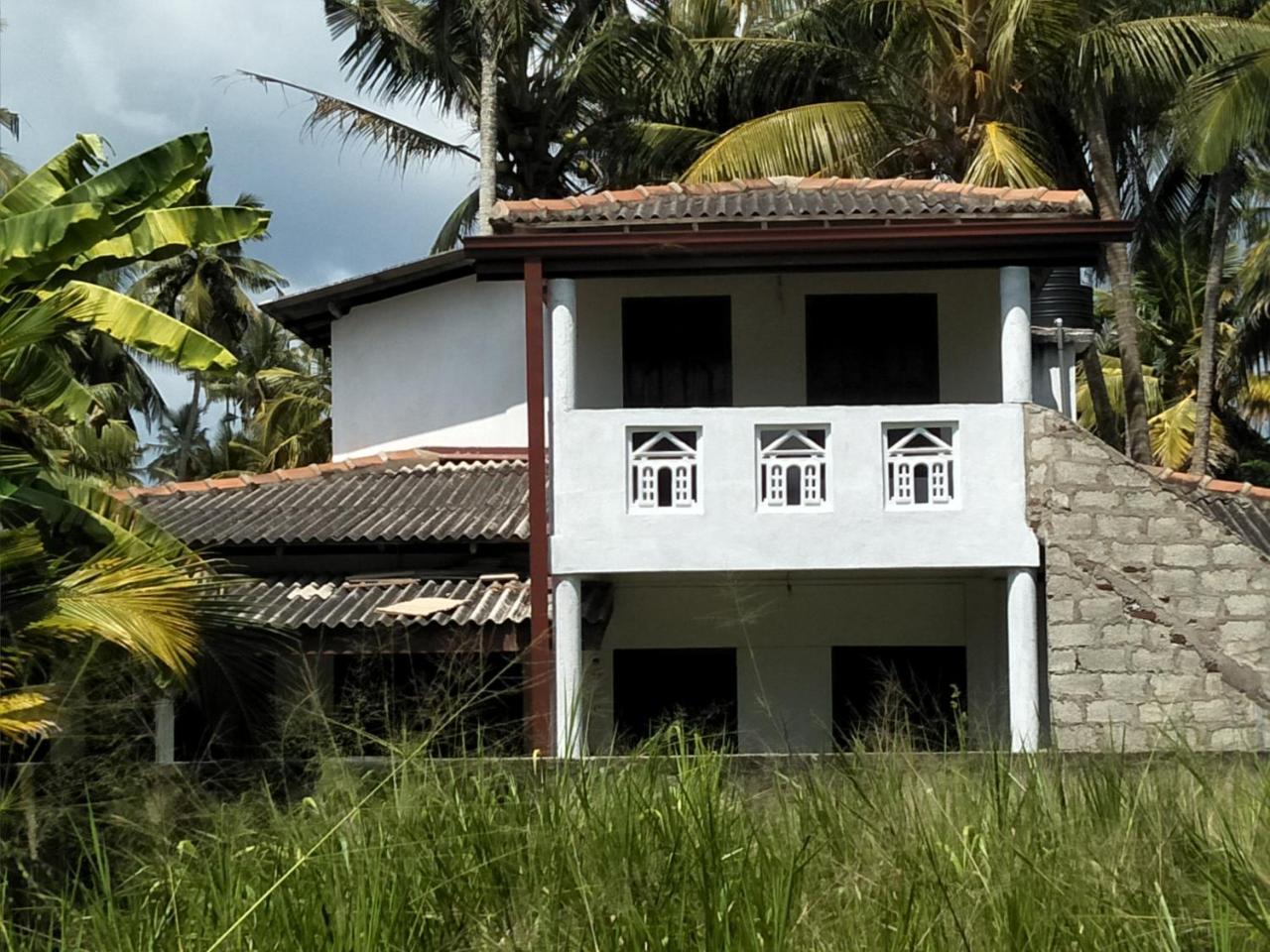 Southern Beach Surf Lodge Ahangama Exterior photo